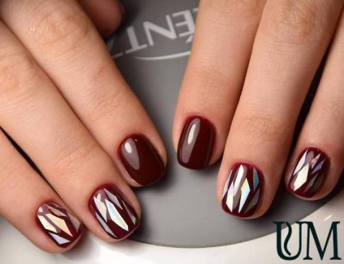 Красно белый маникюр на короткие ногти на новый год. Последние тенденции от стиля Nude до «битого стекла»
