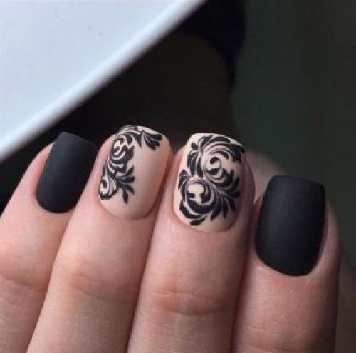 Красно белый маникюр на короткие ногти квадратной формы. Фото маникюра на короткие квадратные ногти