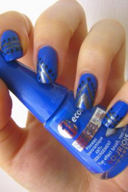 Синий маникюр с блестками. Маникюр с декором и рисунком Уникальность синего лака в том, что он сам выглядит очень изысканно и стильно, а также может выступать прекрасным фоном для любых декоративных элементов и рисунков. Очень красиво выглядят синие ногти, украшенные: