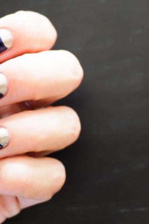 Синий маникюр с блестками. Маникюр с декором и рисунком Уникальность синего лака в том, что он сам выглядит очень изысканно и стильно, а также может выступать прекрасным фоном для любых декоративных элементов и рисунков. Очень красиво выглядят синие ногти, украшенные: