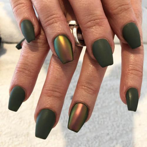 Черный маникюр матовый с глянцевым. Сдержанный однотонный матовый маникюр — фото 02