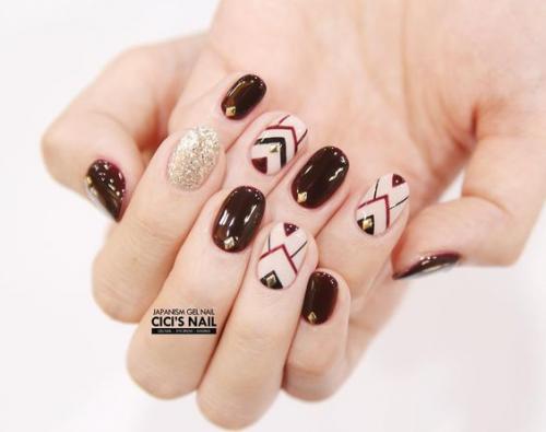 Черно белый маникюр геометрия. Маникюр геометрия на короткие ногти модные тенденции 06