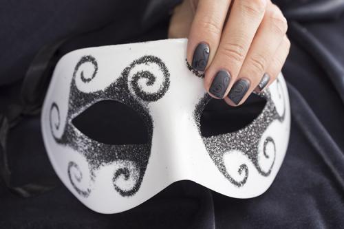 Матовые ногти с глянцевым рисунком. Модный матовый маникюр 2019-2019 – тенденции дизайна ногтей 09