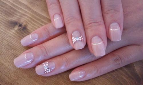 К бежевому платью маникюр. Маникюр под бежевое платье 04