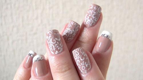 К бежевому платью маникюр. Маникюр под бежевое платье 05