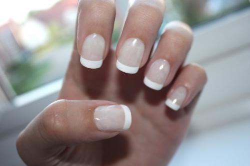 К бежевому платью маникюр. Маникюр под бежевое платье 03