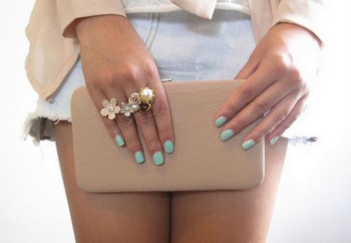 К бежевому платью маникюр. Маникюр под бежевое платье 08