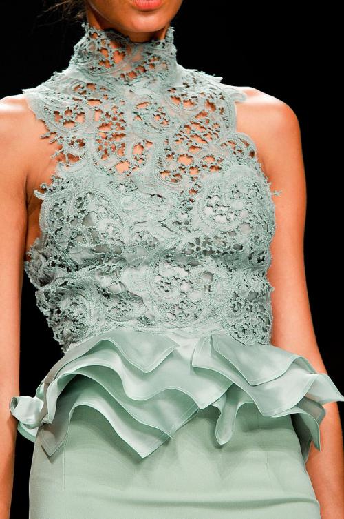 С чем носить блузки прозрачные. Какое белье надевают под прозрачные блузки? 01