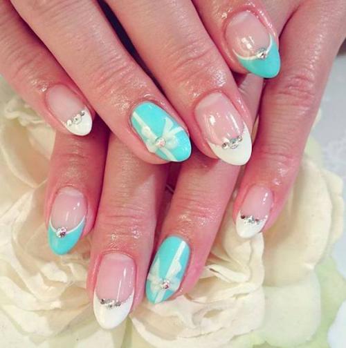 Белый френч с черным рисунком на безымянном пальце. Белый френч с рисунком