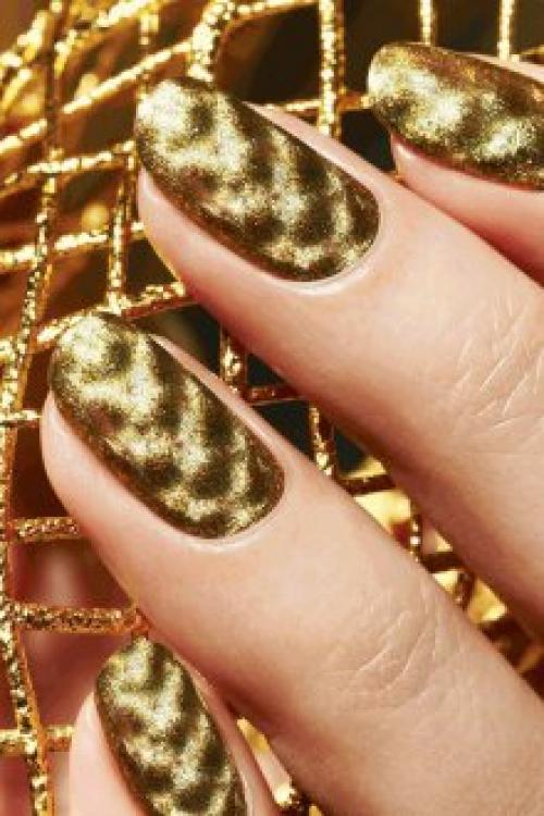 Бежевый маникюр с золотом. Модный маникюр белый с золотом