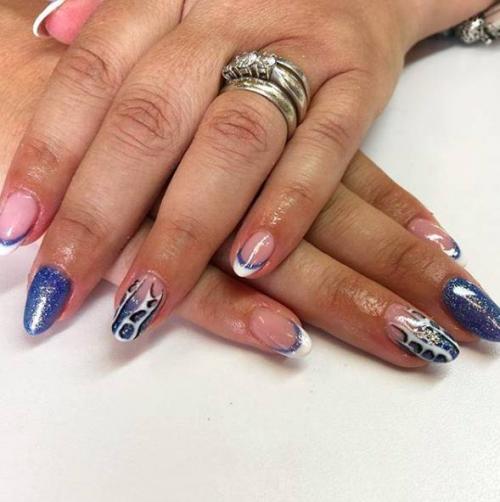 Белый френч с черным рисунком на безымянном пальце. Белый френч с рисунком