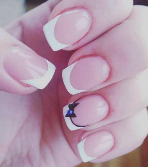 Белый френч с черным рисунком на безымянном пальце. Белый френч с рисунком