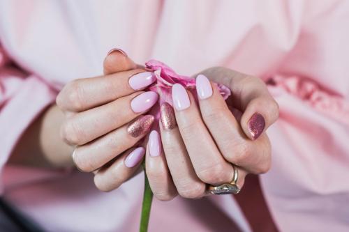 Маникюр к розовому платью. Правила выбора маникюра под платье розовое, популярные цвета и дизайн