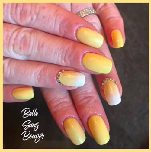 Маникюр с цветами и стразами. Яркий маникюр со стразами: идеи дизайна