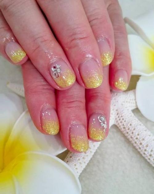 Маникюр с цветами и стразами. Яркий маникюр со стразами: идеи дизайна