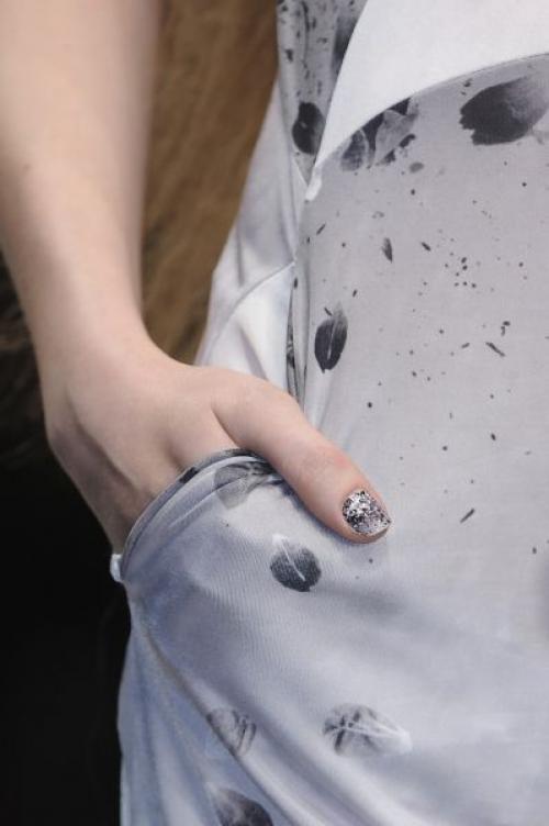 Маникюр под платье цвета пудры. Маникюр под серое платье: 20 идей