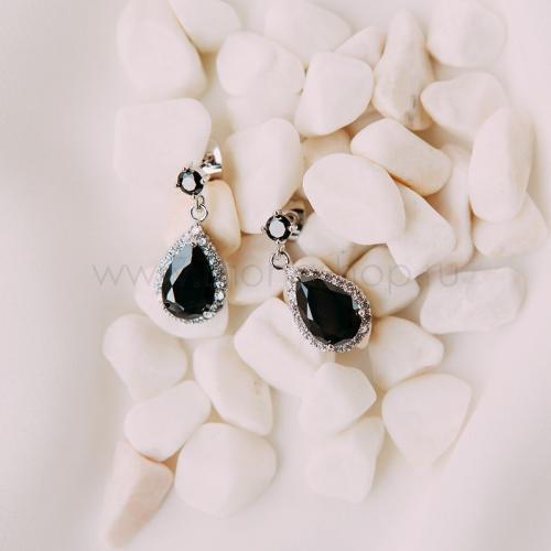 Серьги под бордовое платье. Какие украшения выбирать к бордовому платью и другим нарядам