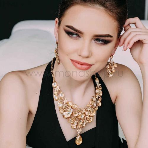 Серьги под бордовое платье. Какие украшения выбирать к бордовому платью и другим нарядам