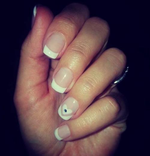 Белый френч с рисунком на безымянном пальце. Белый френч с рисунком