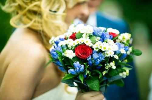 Свадебный маникюр к синему платью. Образ невесты – фото и советы