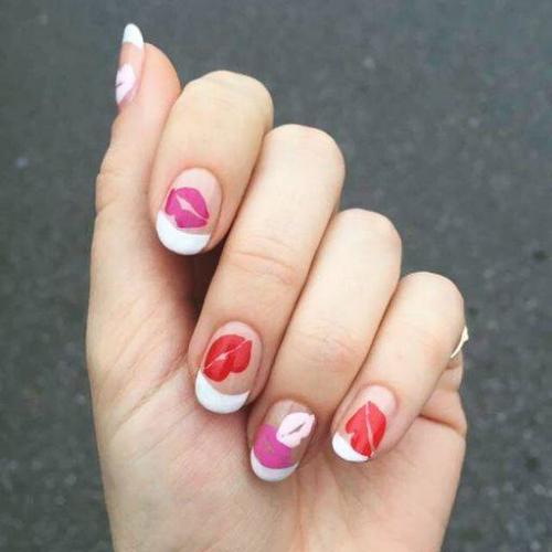 Белый френч с рисунком на безымянном пальце. Белый френч с рисунком