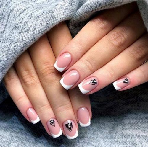 Белый френч с рисунком на безымянном пальце. Белый френч с рисунком