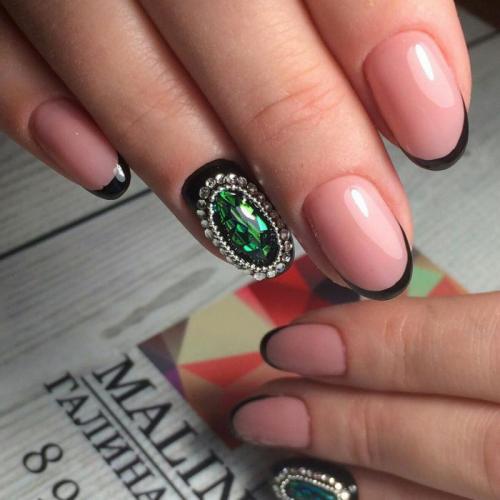 Маникюр с камнями на одном пальце. Маникюр “жидкий камень”