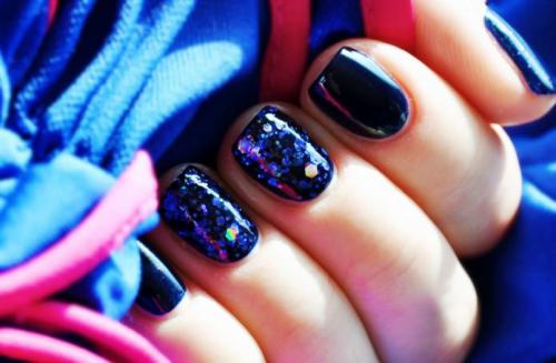 Темно синий маникюр с блестками. 13