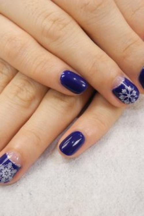 Темно синий маникюр с блестками. 