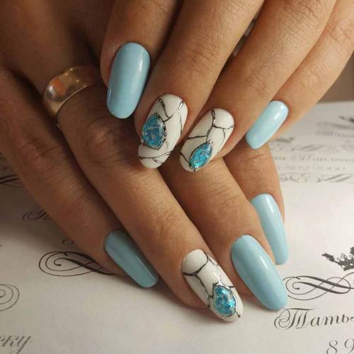 Голубые с белым ногти. Изящный, неповторимый, оригинальный… Самый красивый голубой маникюр 2019-2020 — тенденции 04