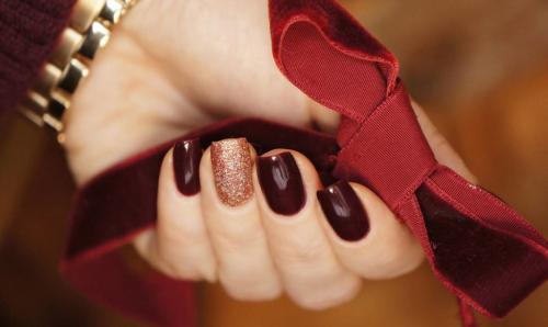 Маникюр к бордовому платью