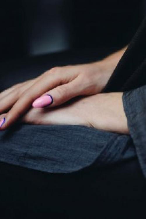 Темно синий маникюр с блестками. 