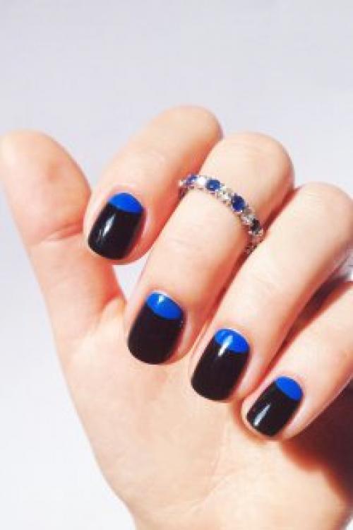 Темно синий маникюр с блестками. 