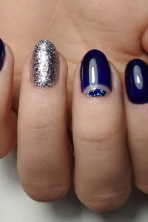 Темно синий маникюр с блестками. 