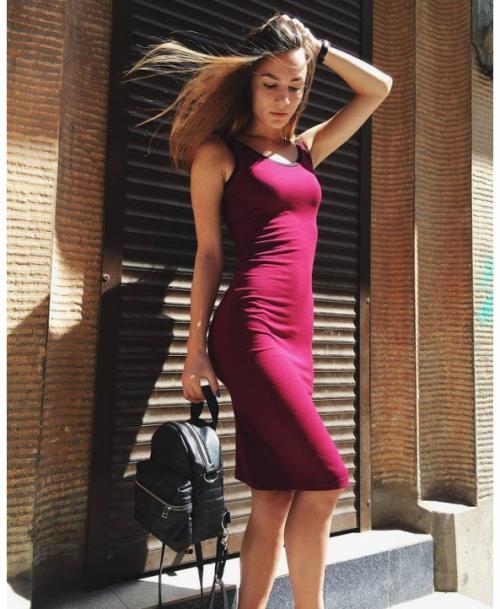 Какой цвет волос подходит к бордовому платью. Выбор модели по типу фигуры