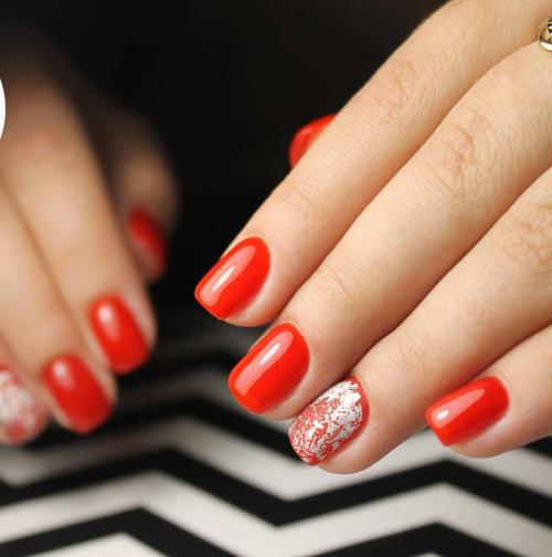 Маникюр к синему платью на короткие ногти. Какой цвет лака подойдет