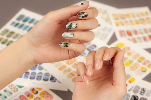 Маникюр с 3д слайдерами. Как клеить слайдеры на ногти: подробная инструкция