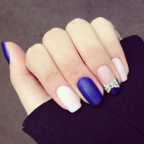 Маникюр 2019 к синему платью. Какой лак подходит к синему платью