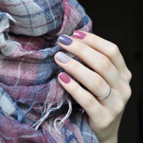 Маникюр к синему платью на короткие ногти. Какой цвет лака подойдет