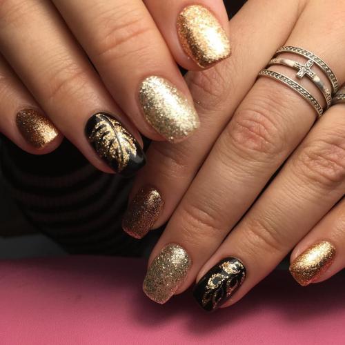 Маникюр к синему платью на короткие ногти. Какой цвет лака подойдет