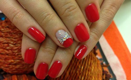 Красный френч со стразами. Оригинальные идеи красного маникюра со стразами