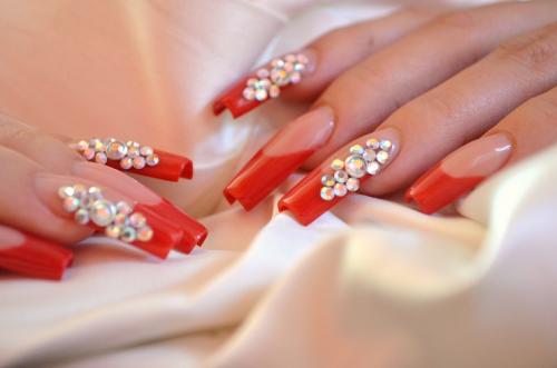 Красный френч со стразами. Оригинальные идеи красного маникюра со стразами