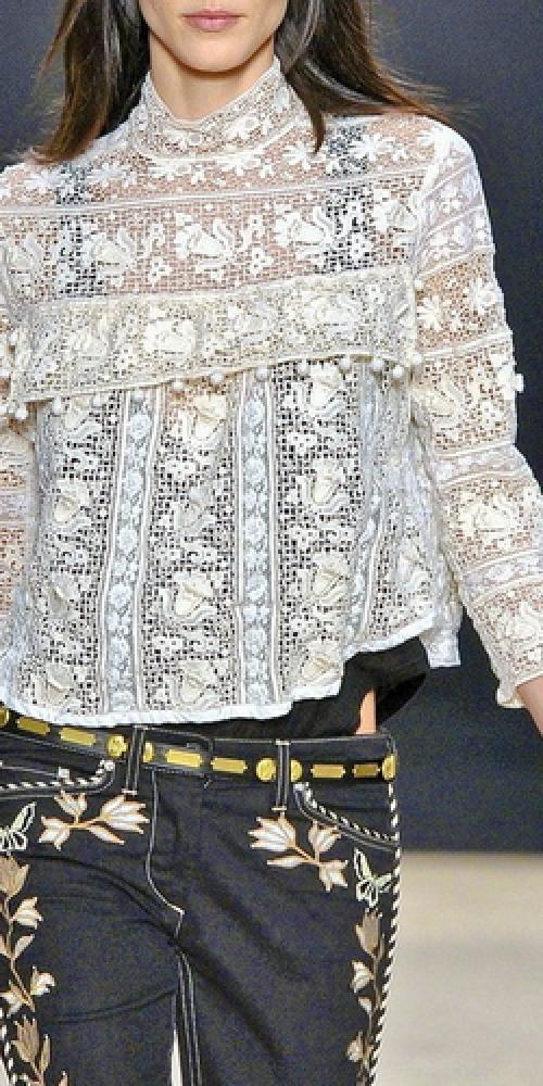 С чем носить прозрачную кружевную блузку. С чем носить кружевные блузки