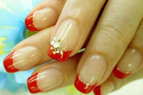 Красный френч со стразами. Оригинальные идеи красного маникюра со стразами