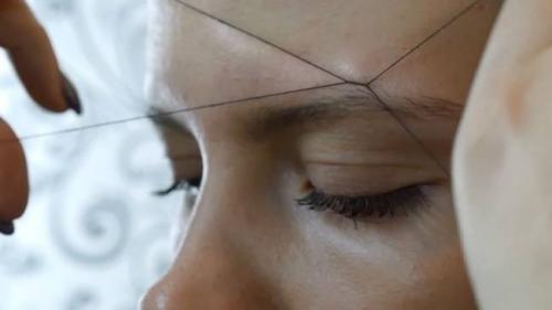 Как придать форму бровям ниткой. Полезные советы