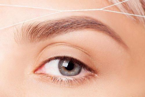 Как придать форму бровям ниткой. Полезные советы