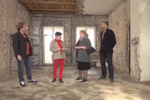 Кухня Муравьевой до и после. Актриса оформила интерьер в классическом стиле. В жилище Ирины Муравьевой появилась идеальная семейная кухня-гостиная. Дизайнеры использовали в проекте много ручной работы – от обоев и напольной плитки до расписанных художниками тарелок.