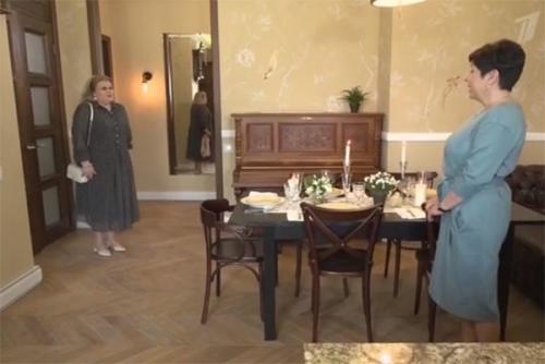 Кухня Муравьевой до и после. Актриса оформила интерьер в классическом стиле. В жилище Ирины Муравьевой появилась идеальная семейная кухня-гостиная. Дизайнеры использовали в проекте много ручной работы – от обоев и напольной плитки до расписанных художниками тарелок.