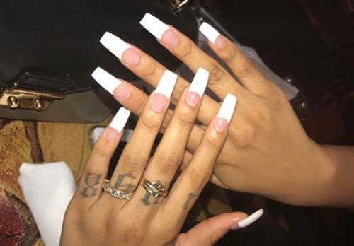 Как сделать французский маникюр гель-лаком с трафаретом. Французский маникюр гель-лаком для начинающих 01 Как сделать французский маникюр гель-лаком с трафаретом. Французский маникюр гель-лаком для начинающих 01