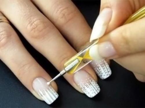 Как сделать французский маникюр с помощью полосок гель-лаком. Способы нанесения «улыбки» 06